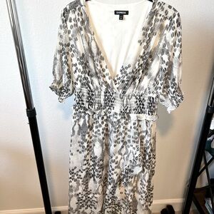 𝅺express Women’s Black and‎ Off White Dress Size Medium